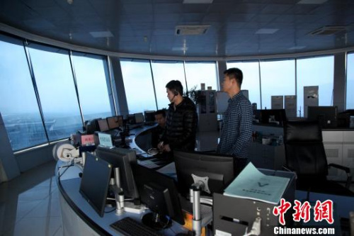 图为塔台管制室内，管制员正在“指挥”飞机。　李雨浓摄